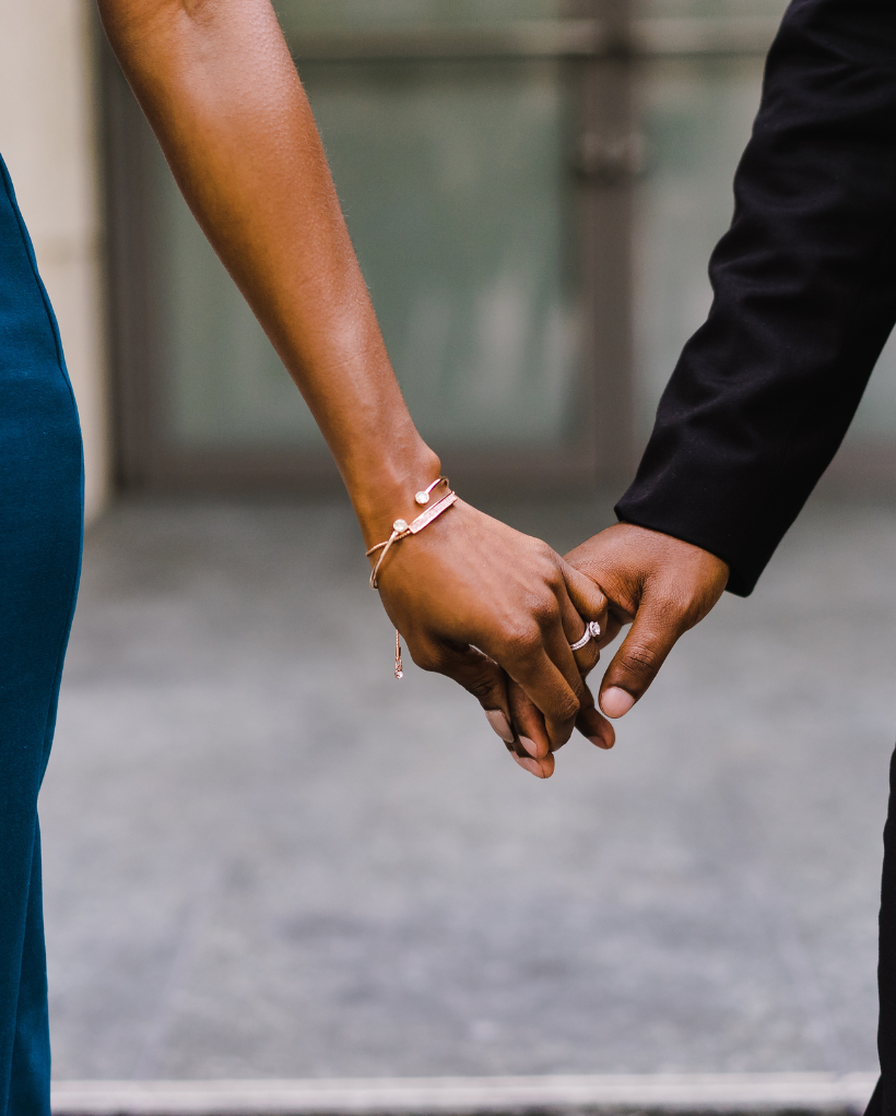 Expert Tips on Holding a Girl’s Hand for the First Time Naturally